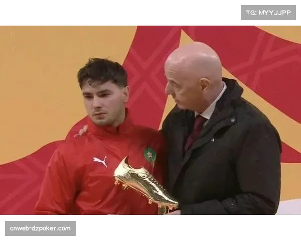 塞内加尔替补门将迪乌夫赛后晒照庆祝：非洲杯奖牌和毛巾都在这里